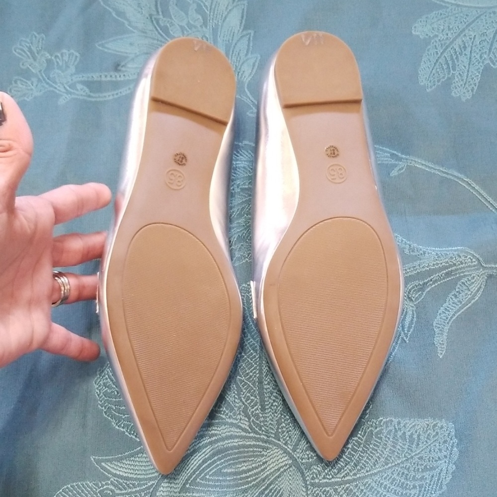 NWOT Stylish Silver Flats - Picture 5 of 8